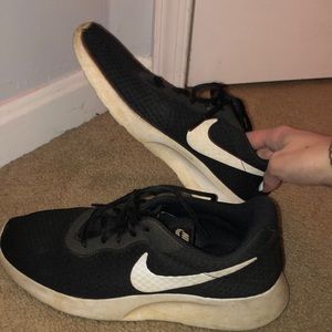 black nike tennis shoes